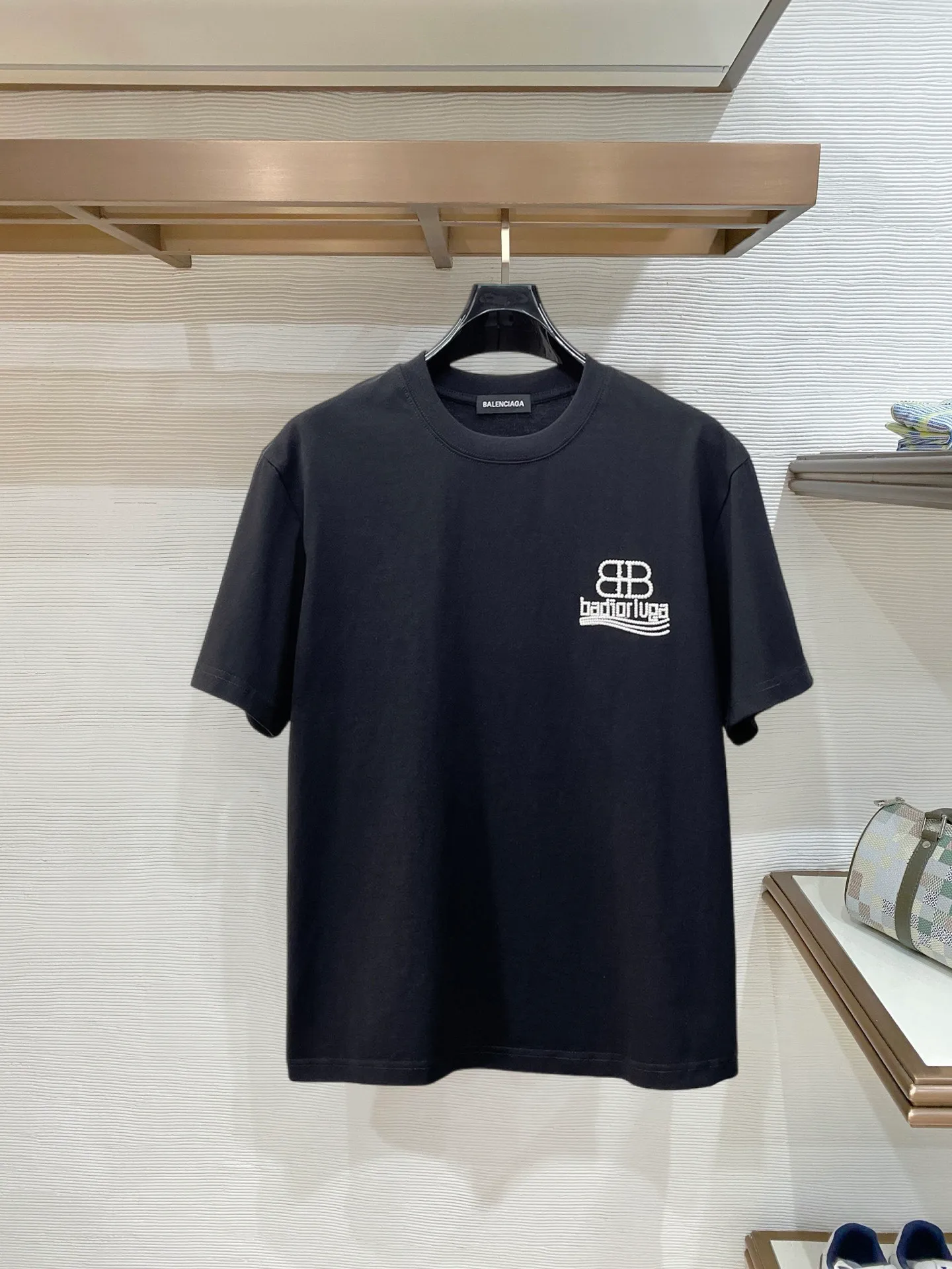 Balenciaga's high-end top-quality products 🐮2026 Spring and Summer New Arrival first counter, the latest New Arrival short-sleeved round neck T-shirt, Premium customized design, avant-garde and fashionable! Brand logo heavy craftsmanship design Premium customized 260g fabric. Soft to the touch. Comfortable to wear. Counter-level exquisite stitching. Fine workmanship. The upper body effect is incomparably handsome! A must-have item for men and women with the same style! Sizes: S~XXL When placing an order, please state your height and weight. The maximum wearing size is 210 pounds (one size larger)